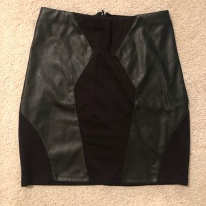 Bebe body con faux leather skirt